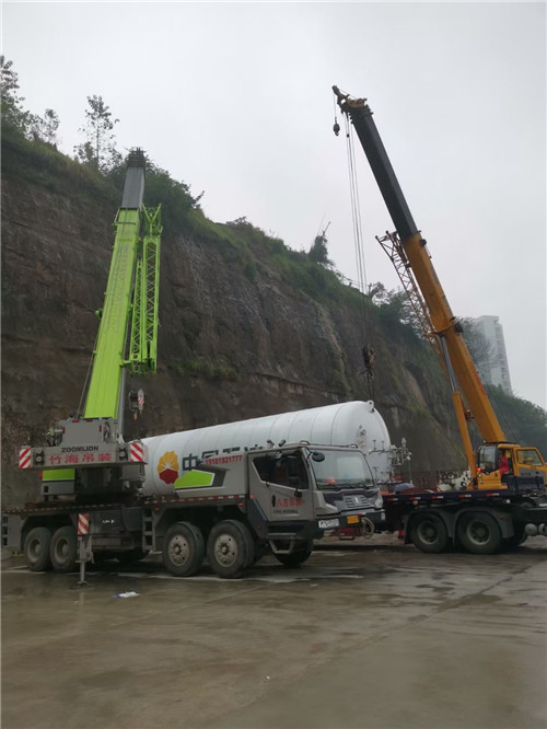 鲁山县“不怕风雨冻”—— 吊车的 “恶劣环境适应” 技术